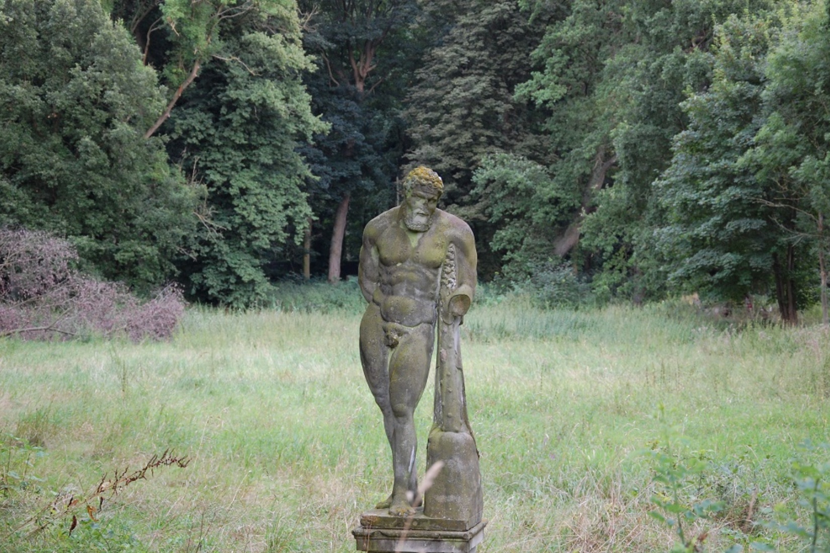 Die Skulptur aus Sandstein zeigt den Gott Herkules. Gabriele Skorupski