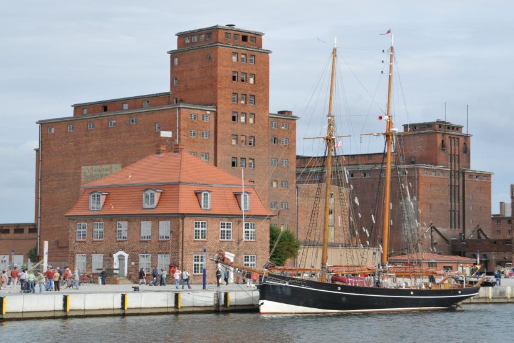 Segelschiff Atalanta vor dem Baumhaus am Alten Hafen © Hansestadt Wismar