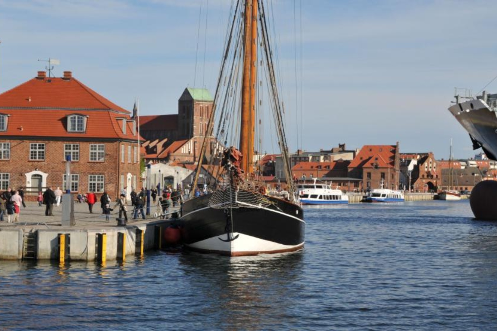 Atalanta festgemacht am Baumhaus © Hansestadt Wismar