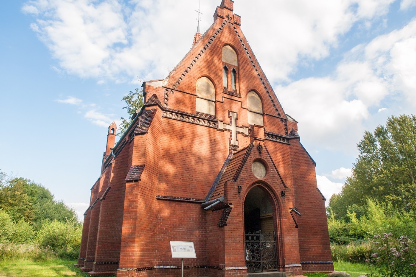 der Eingang zur Kirche © Frank Burger