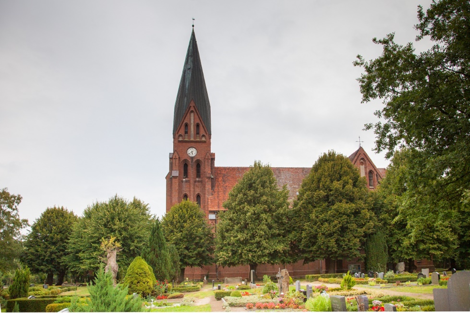 Kirche von der Südseite © Frank Burger