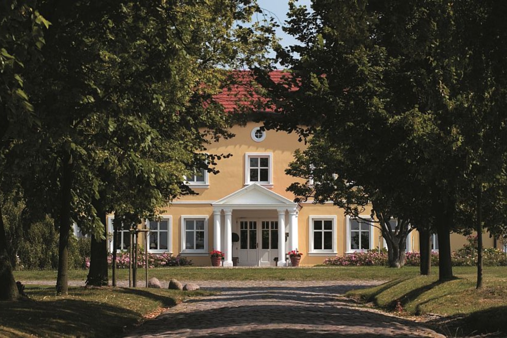 Inmitten einer denkmalgeschützten Gutsanlage liegt das Gutshaus Stolpe Gutshaus Stolpe Hotel & Restaurant