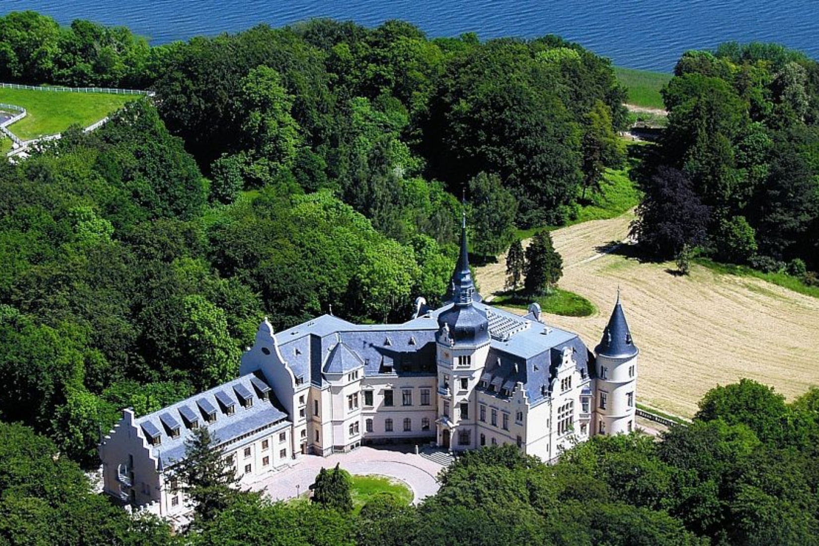 Schlosshotel Ralswiek in traumhaft schöner Lage direkt am Großen Jasmunder Bodden Schlosshotel Ralswiek