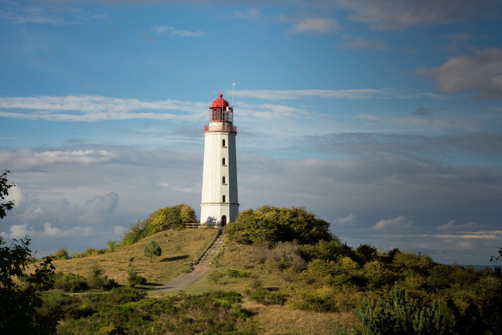 Die Insel Hiddensee mit dem Leuchtturm Dornbusch im Nationalpark Vorpommersche Boddenlandschaft. TMV