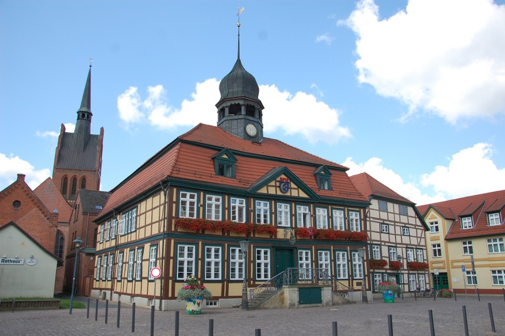 Das Grabower Rathaus steht repräsentativ im Zentrum der Fachwerkstadt. Gabriele Skorupski