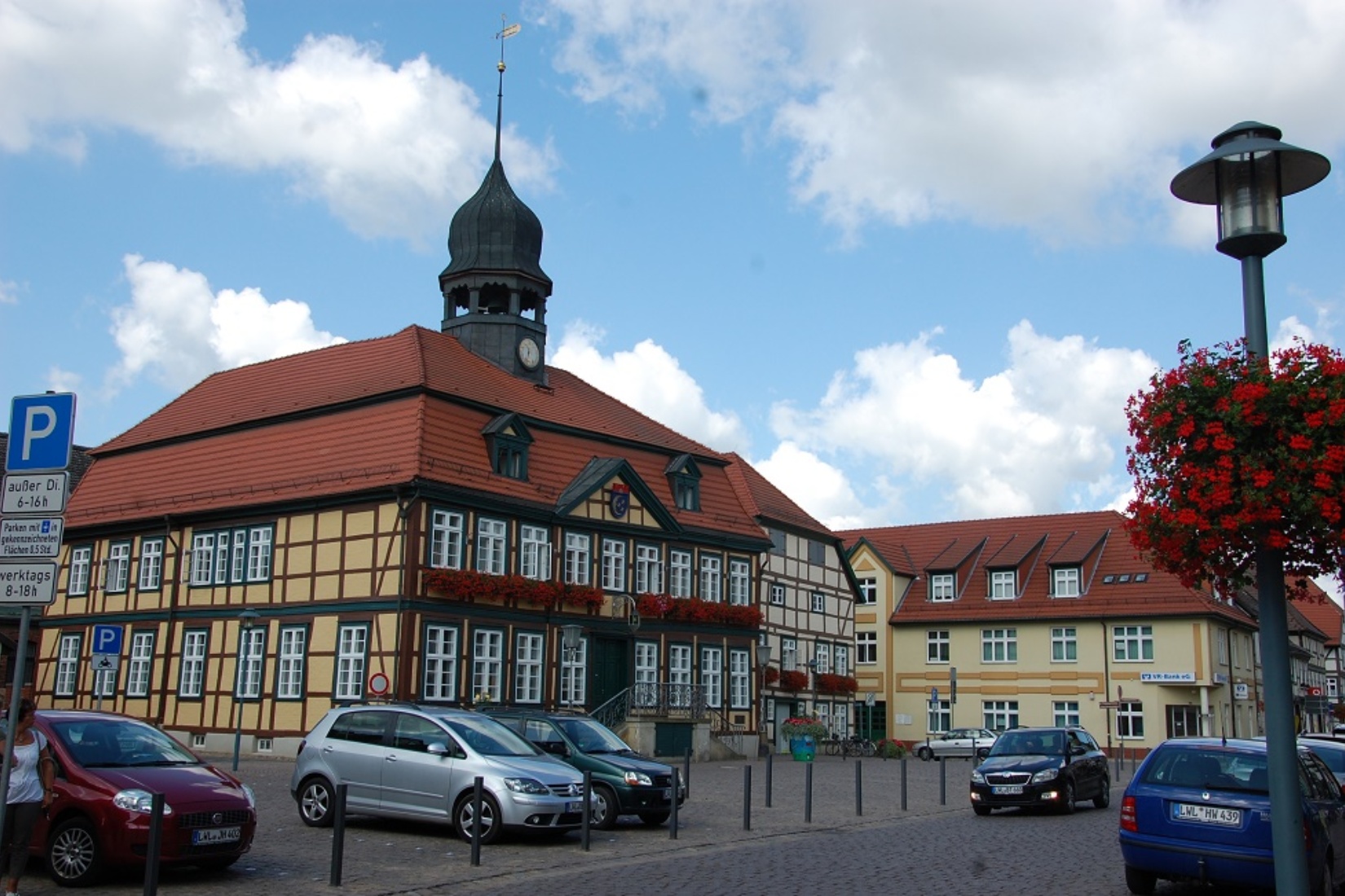 Das Grabower Rathaus steht repräsentativ im Zentrum der Fachwerkstadt. Gabriele Skorupski