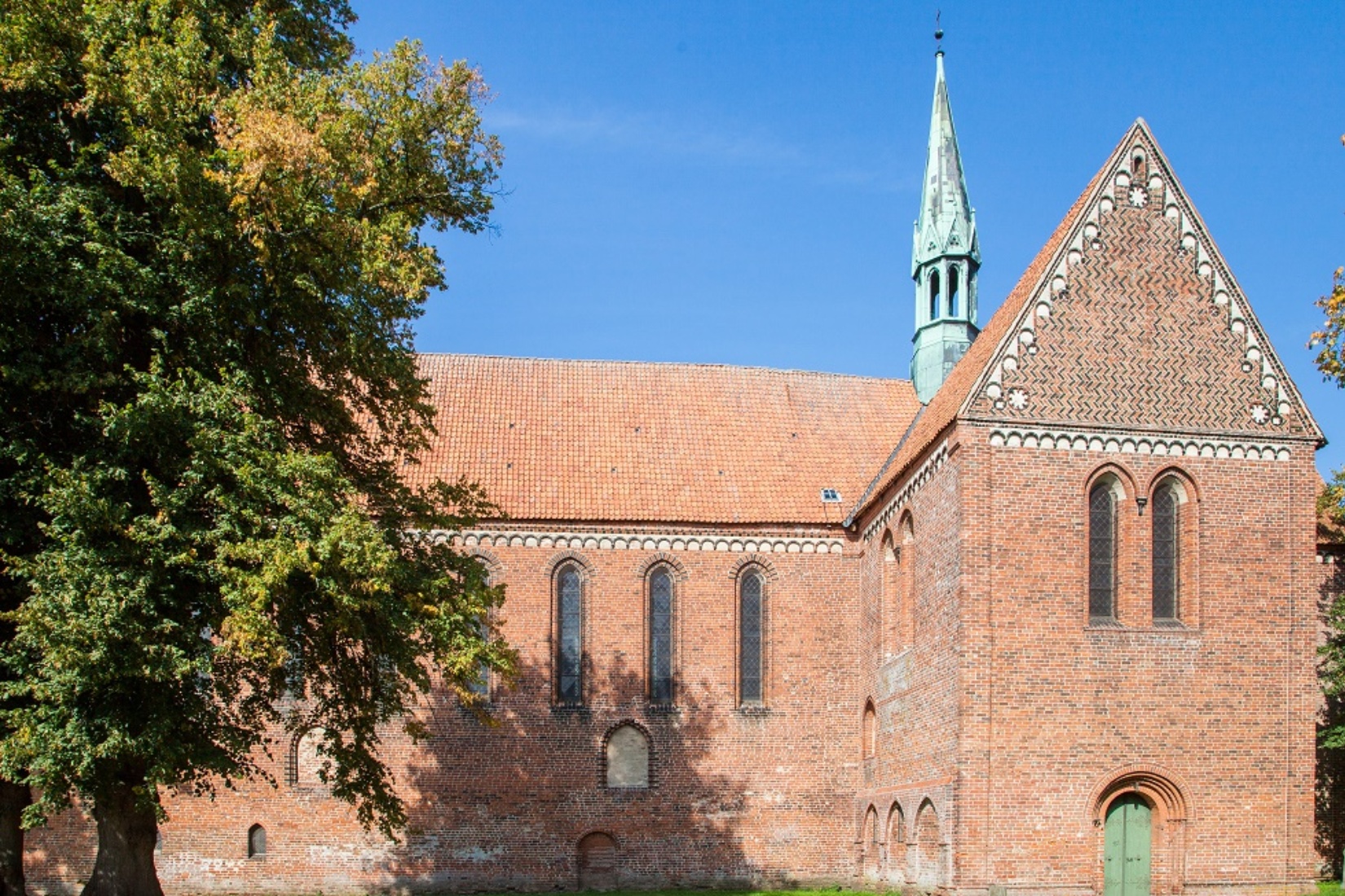 die Kirche Neukloster von der Südwestseite © Frank Burger