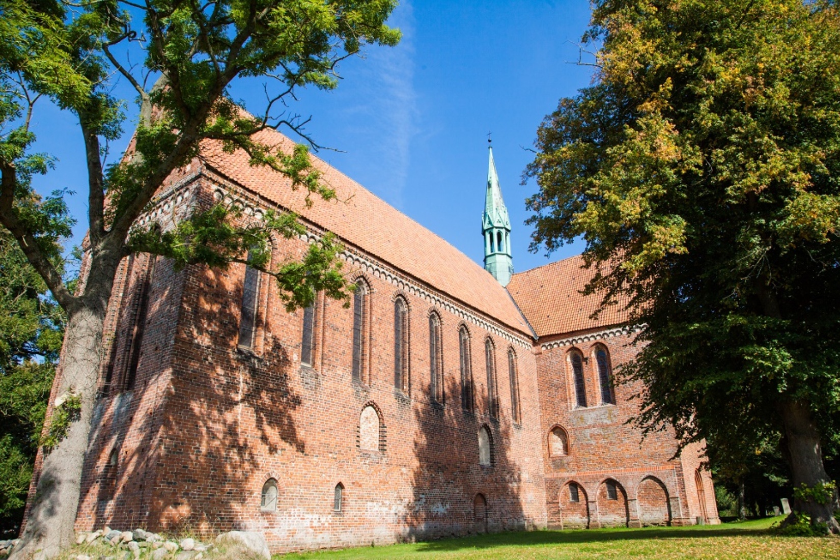 die Kirche Neukloster von der Südwestseite © Frank Burger