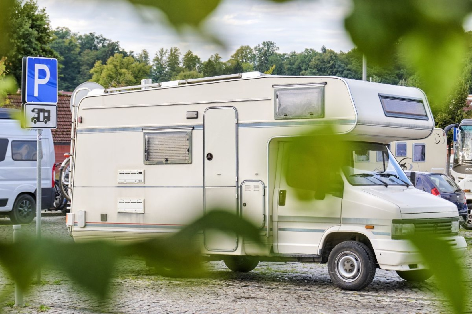 Der Wohnmobilstellplatz liegt direkt am Hafen. Florian Trykowsk