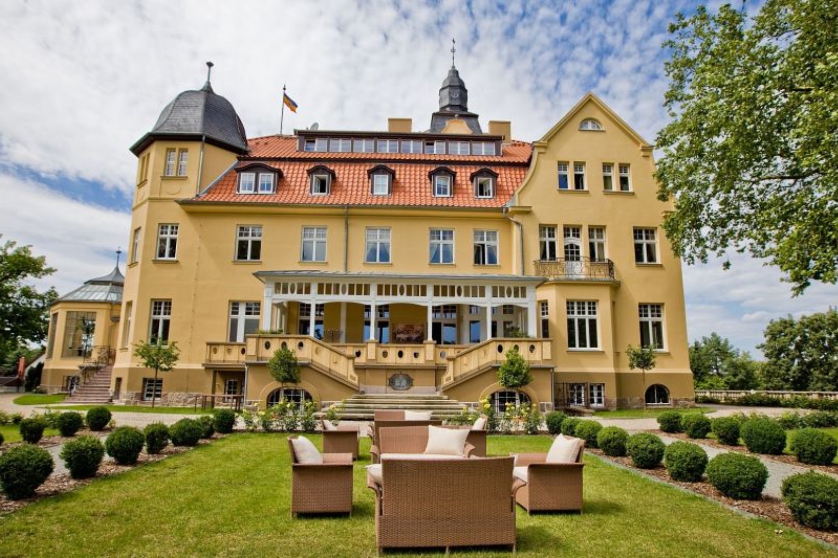 Blick auf den Park und das Bernsteinschloss Wendorf © Schlosshotel Wendorf