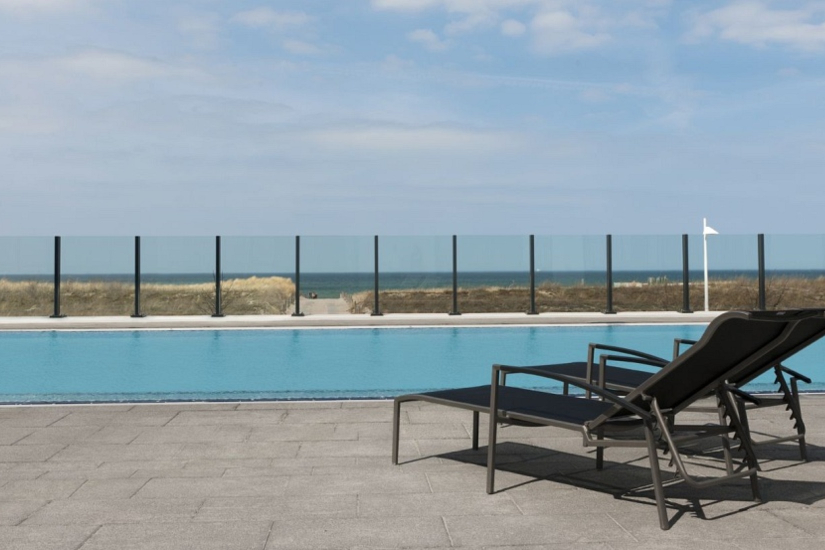 Infinity-Außenpool im a-ja Warnemünde. Das Resort. &copy; a-ja Resort Warnemünde