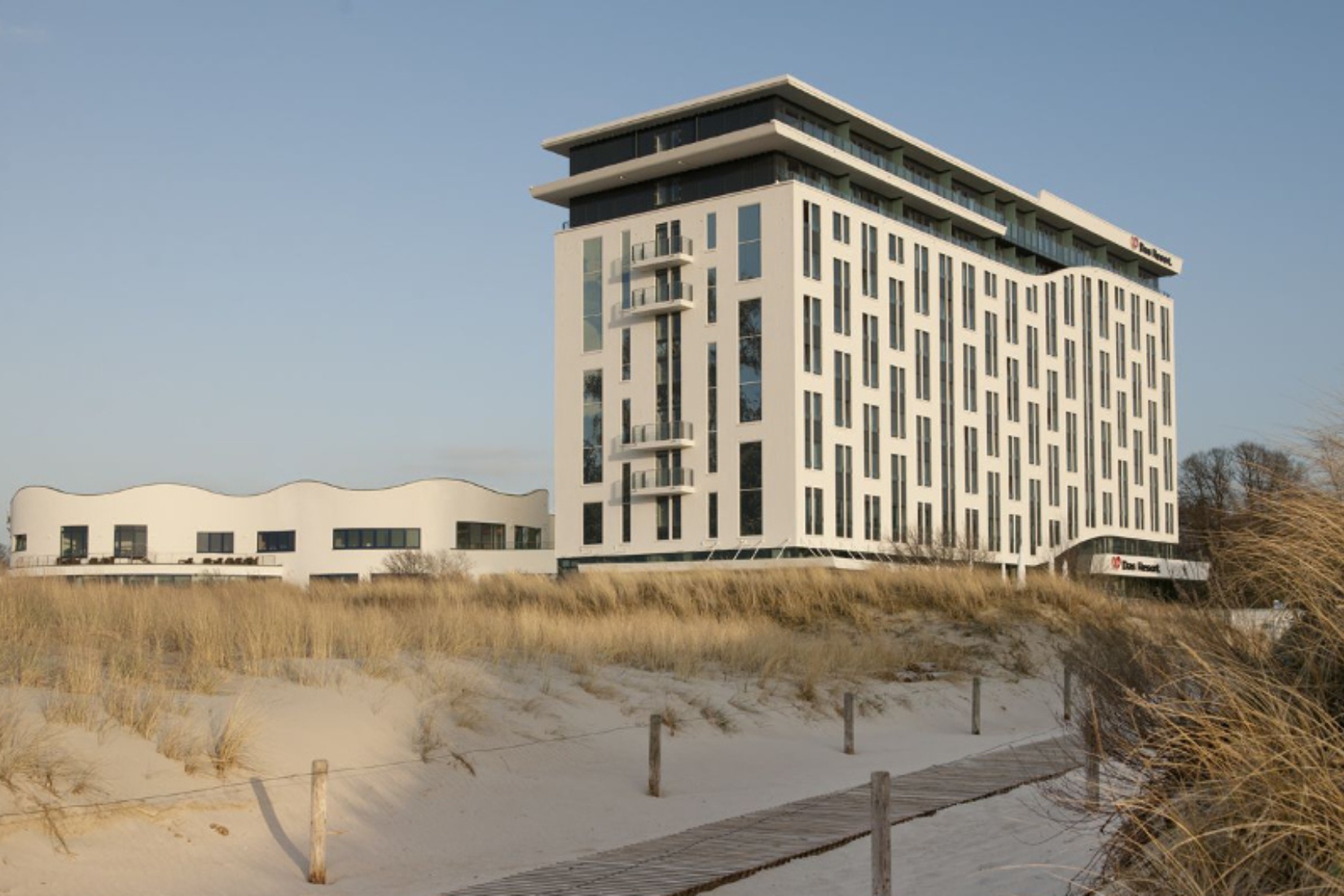 Außenansicht des a-ja Warnemünde. Das Resort. &copy; a-ja Resort Warnemünde
