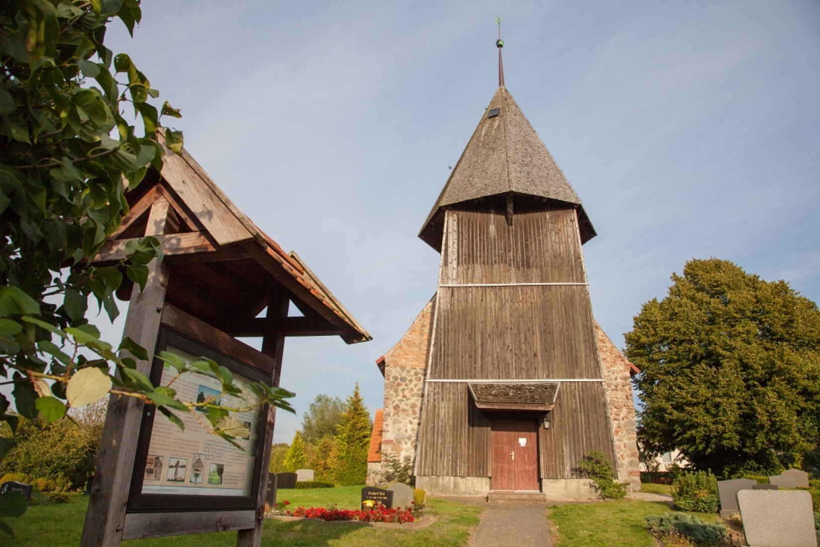 die Turmseite der Kirche © Frank Burger