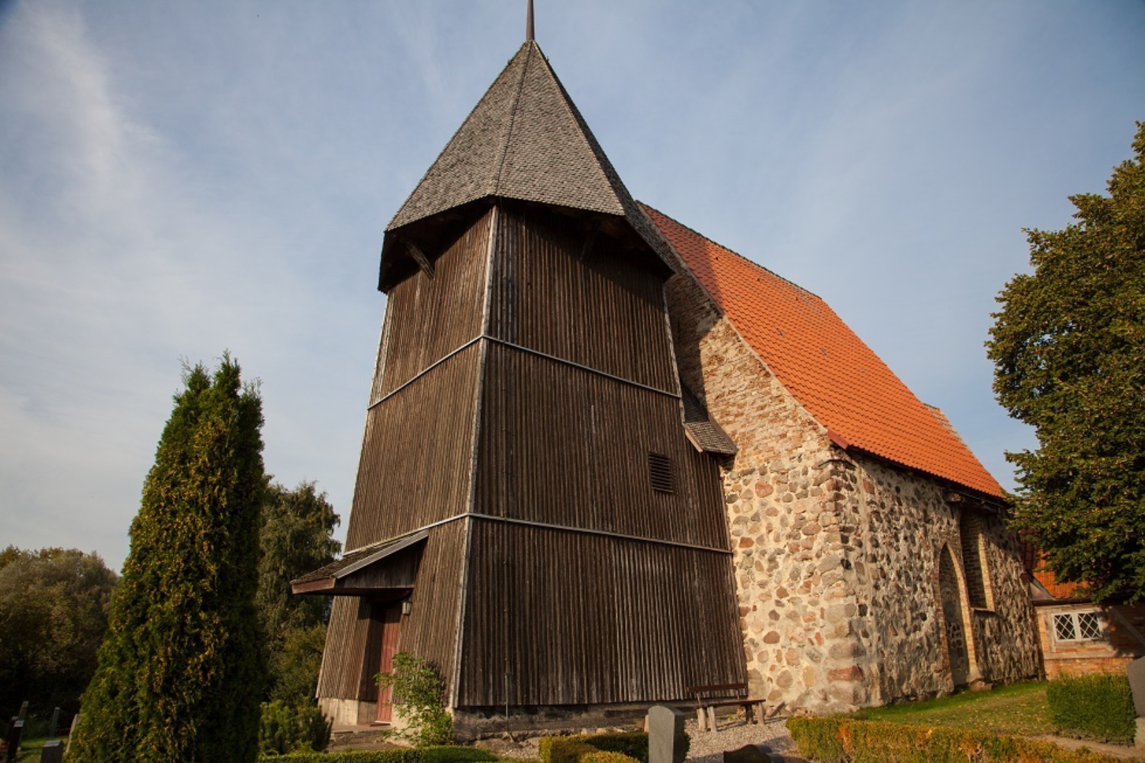 Kirche seitlich von der Südseite © Frank Burger