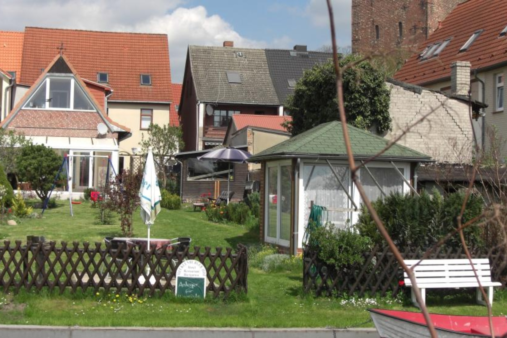 Garten des Mecklenburger Hofs Parchim mit direkter Lage am Elde-Arm Mecklenburger Hof Parchim