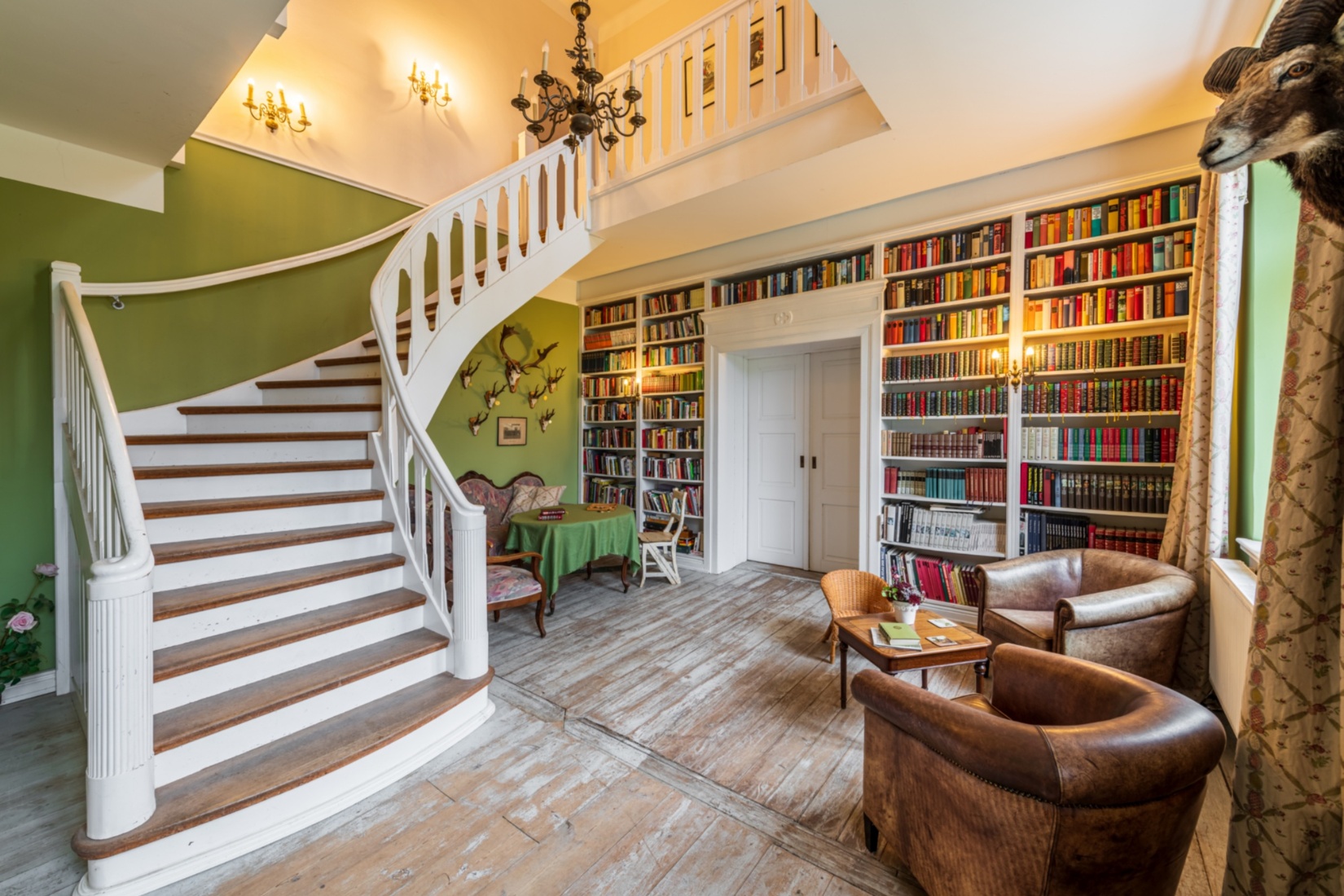 Gemütliche Bibliothek zum Schmökern © Gut Klein Nienagen / Markus Tiemann