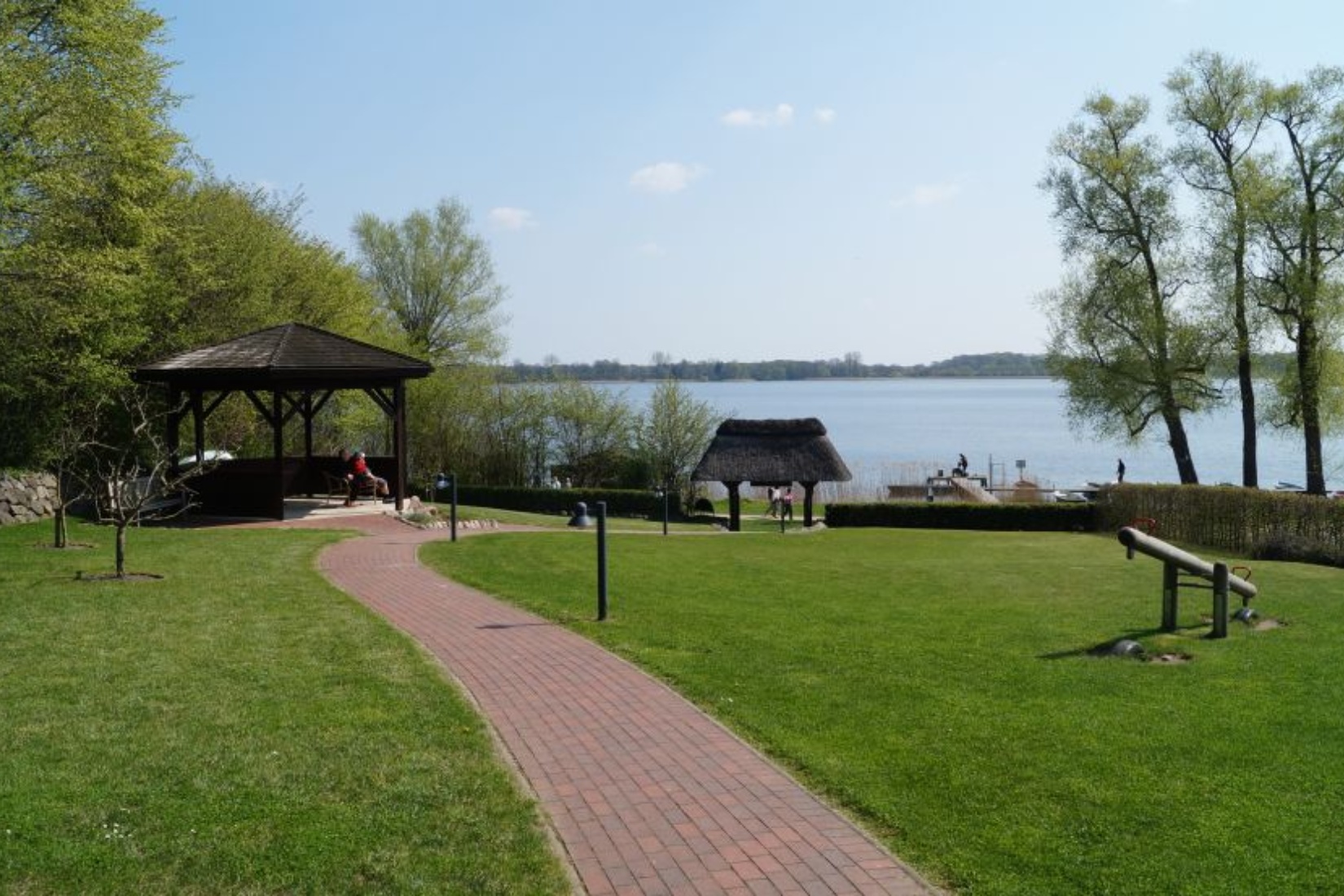 Garten mit Grillplatz und Pavillon Fischhaus am Schaalsee