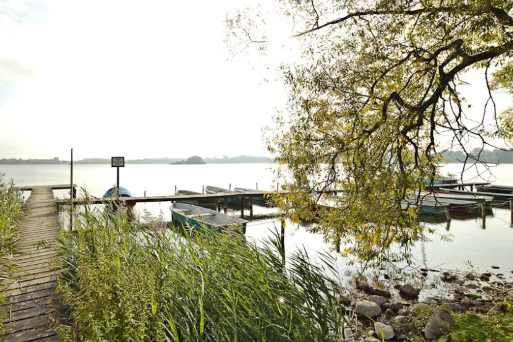 Lassen Sie sich im Restaurant verwöhnen und genießen Sie den Blick auf das Wasser Fischhaus am Schaalsee