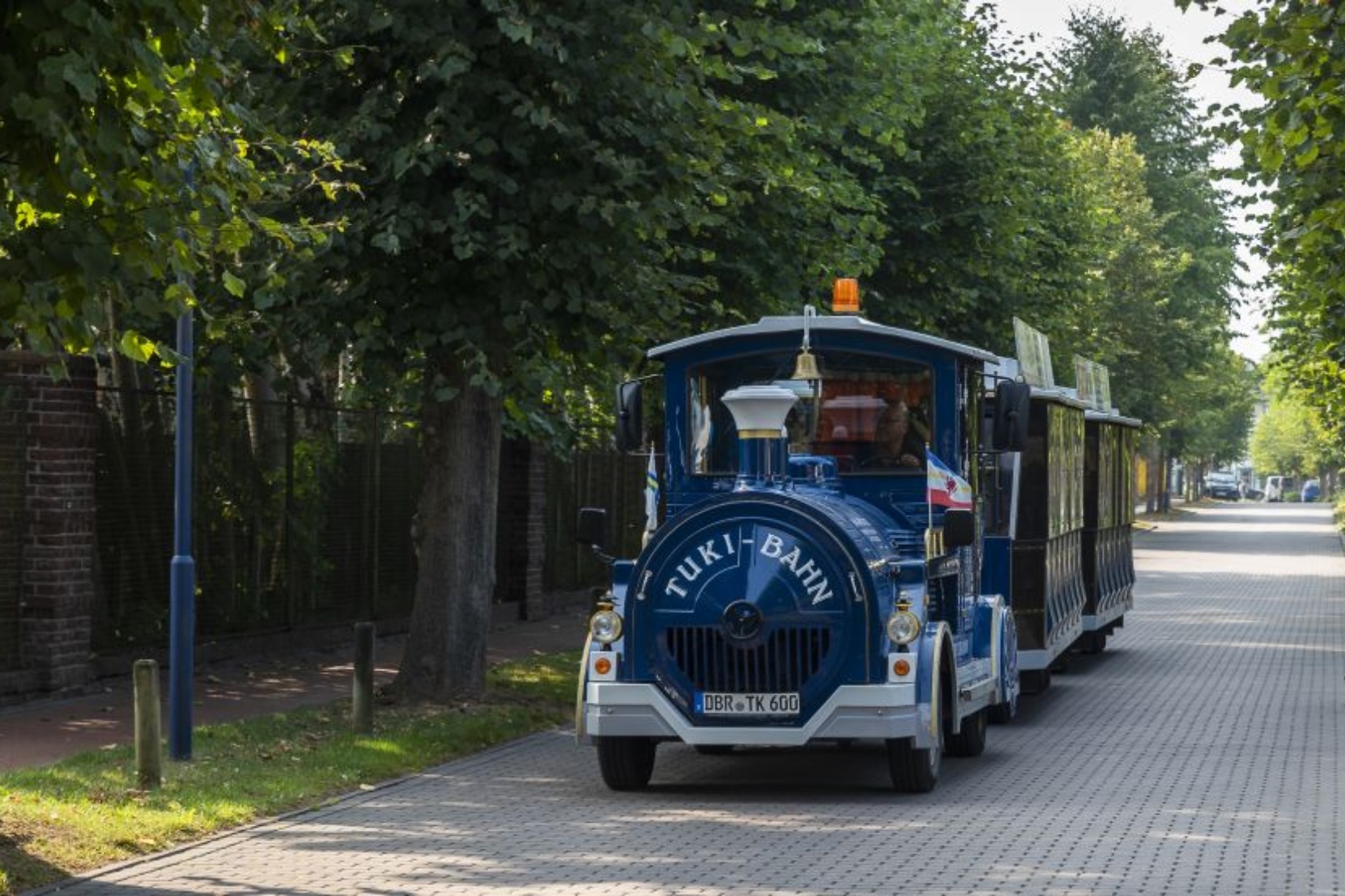 Die TUKI-Bahn auf ihrer Fahrt durch Graal-Müritz © Tourismus- und Kur GmbH Graal-Müritz (AP)