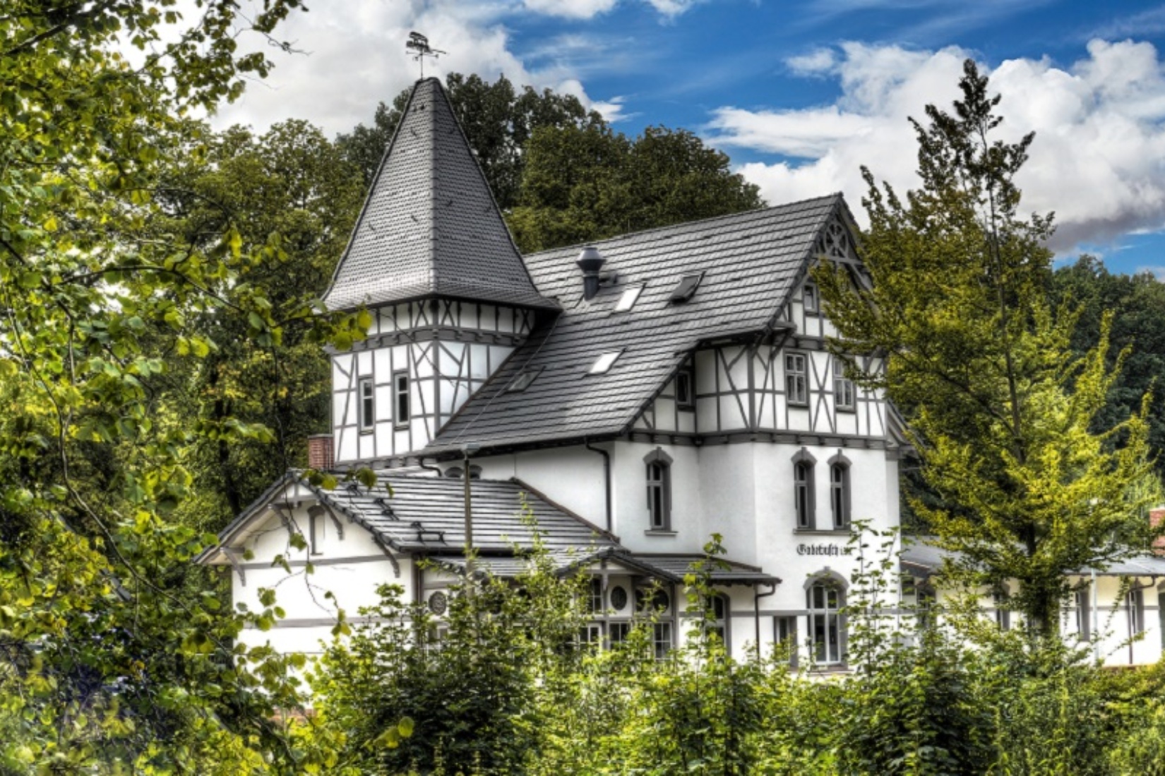 Vorderansicht des historischen Bahnhofgebäudes, indem sich das Restaurant 