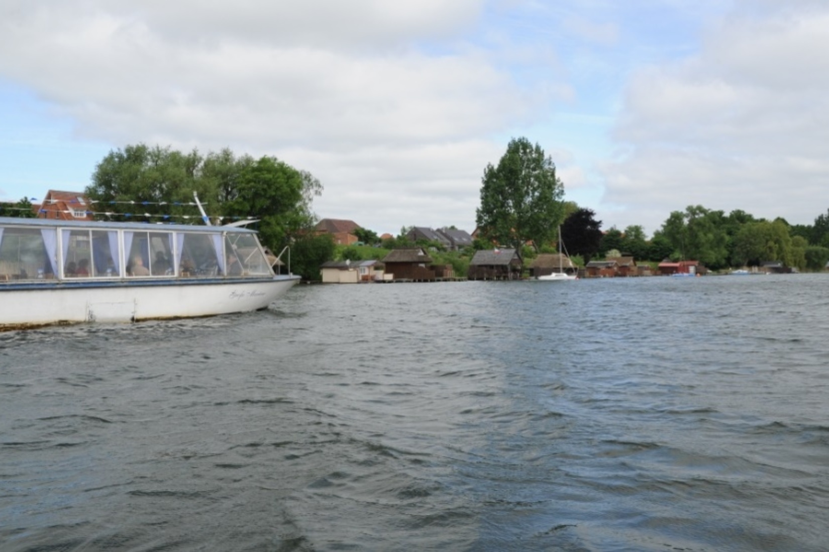 Gemächlich gleitet das Elektroboot an den Ufern entlang der Ufer des Schaalsees TMV/Foto@Andreas-Duerst.de