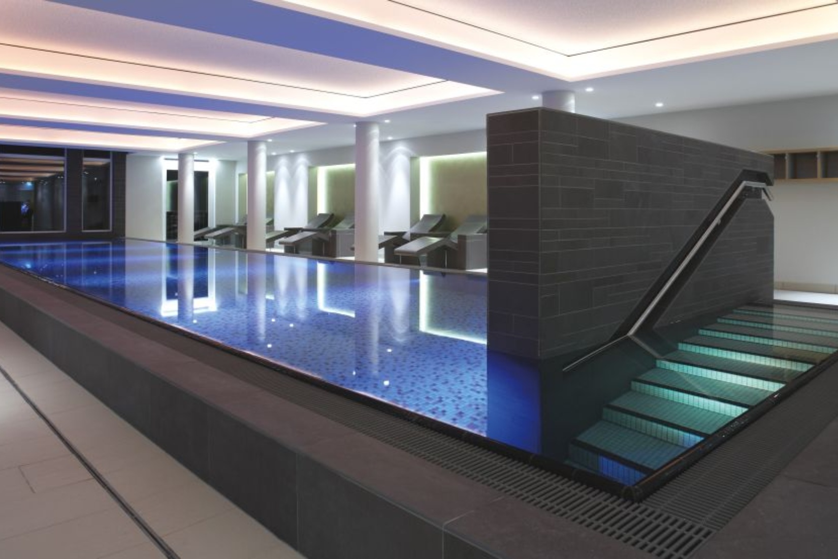 Wellnessbereich BALTIC SPA mit großzügigem Pool © Upstalsboom Kühlungsborn