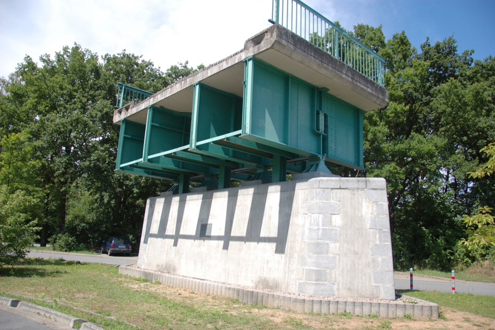 Das Denkmal besteht aus Segmenten der alten Elbbrücke. Gabriele Skorupski