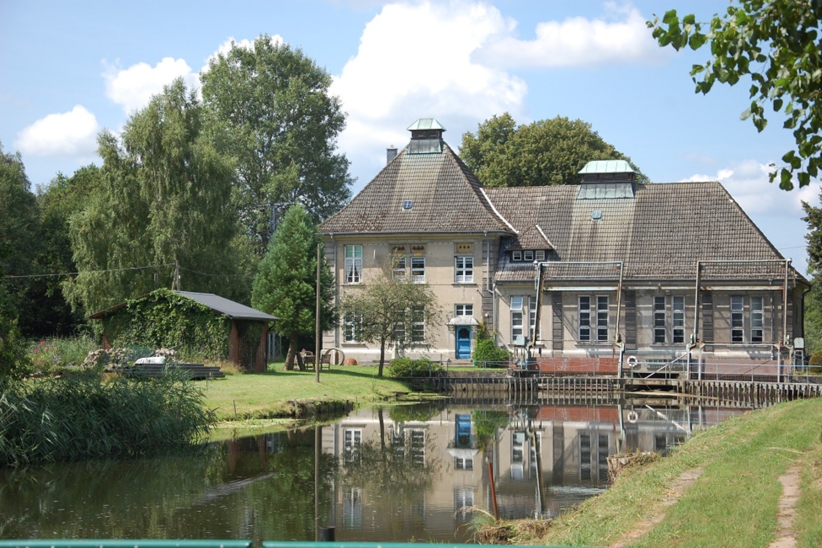 Wasserwanderer kommen zwischen Neustadt und Grabow an der  Hechtsforthschleuse vorbei. Gabriele Skorupski