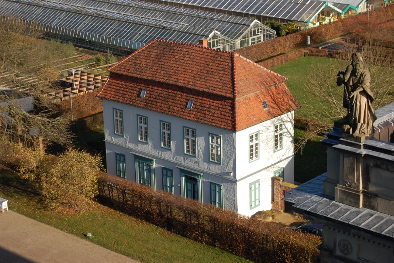 Blick vom Schloss auf das Natureum. Naturforschende Gesellschaft Mecklenburg e.V.