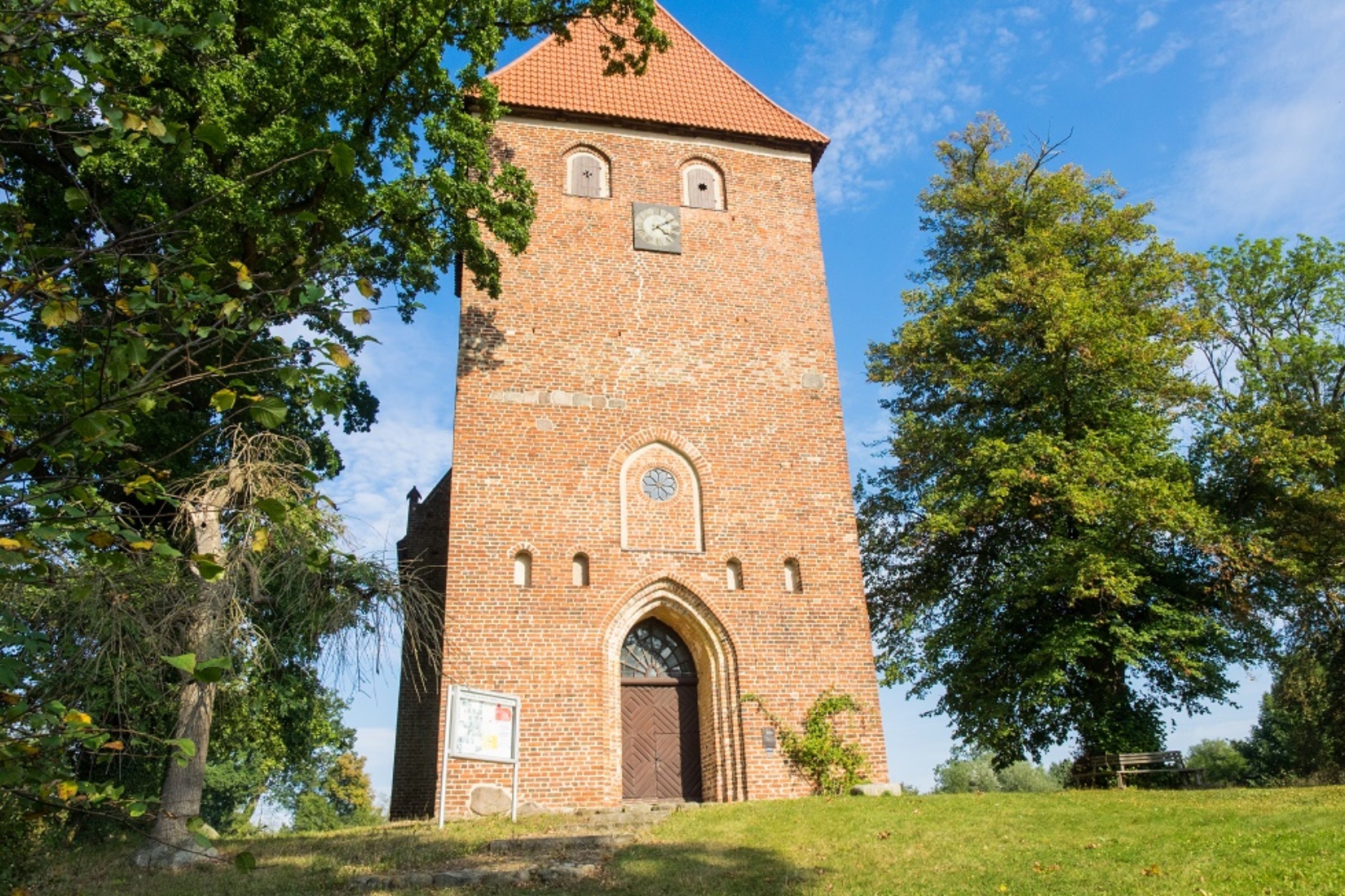 Die Turmseite der Kirche Mühlen Eichsen. Frank Burger