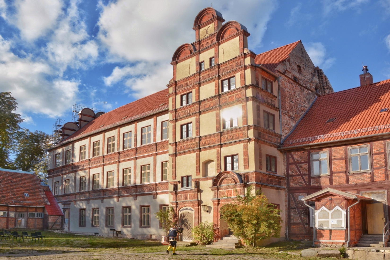 Die Westfassade des Gadebuscher Schlosses nach Restaurierung des Terrakottaschmucks. Tourismusverband Mecklenburg-Schwerin