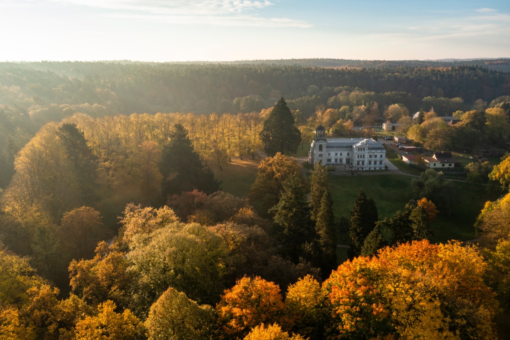 Schloss und Schlosspark Kaarz im goldenen Herbst Schloss Kaarz / Stefan von Stengel