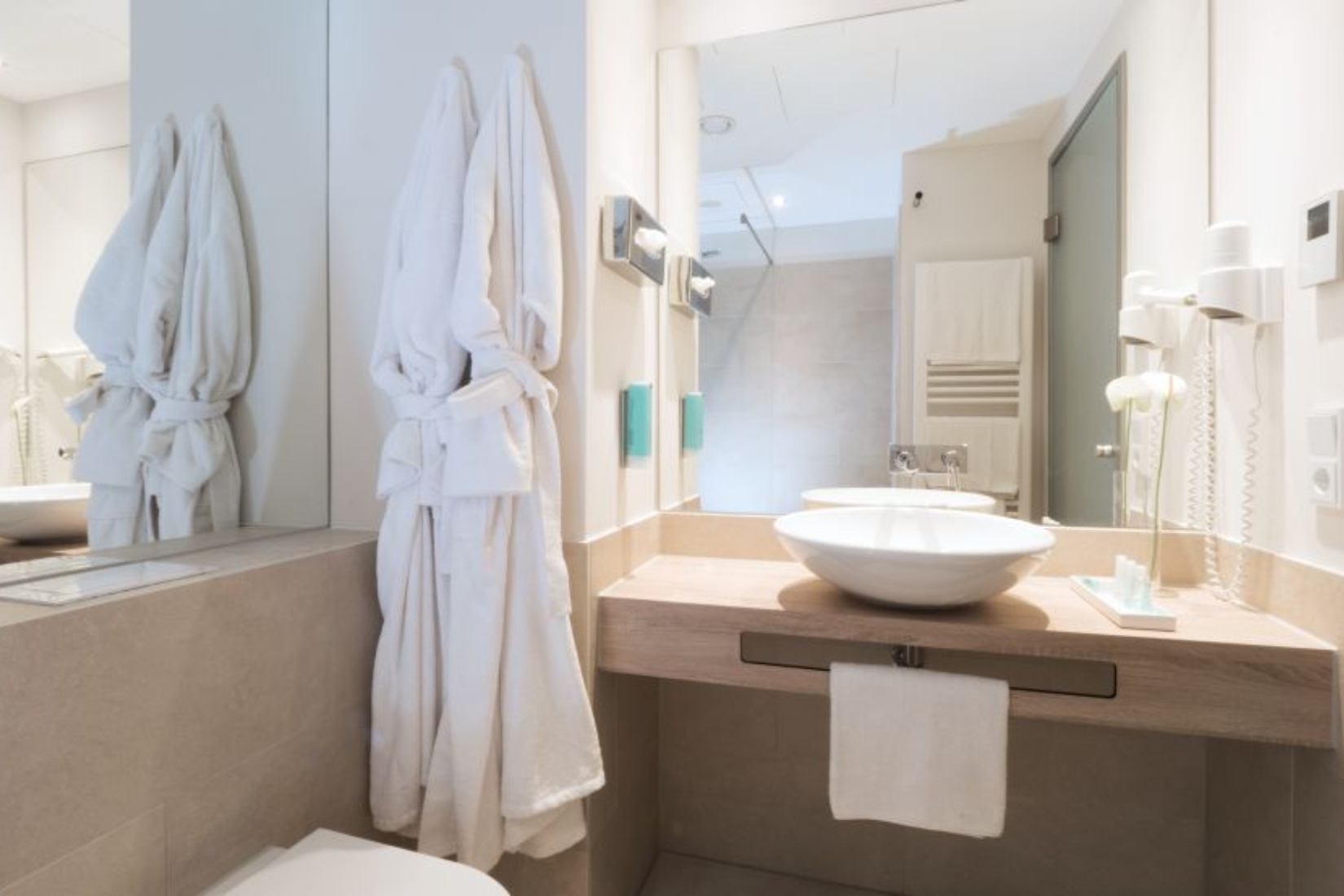 Badezimmer eines Standard-Doppelzimmers © Wonnemar-Resort Wismar