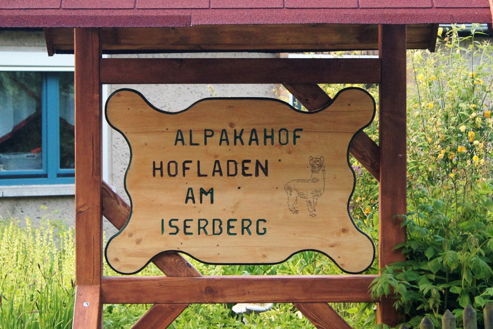 Unser Hof-Schild- gebaut von einer Einrichtung für psychisch Kranke und behinderte Menschen. © Marco Holter