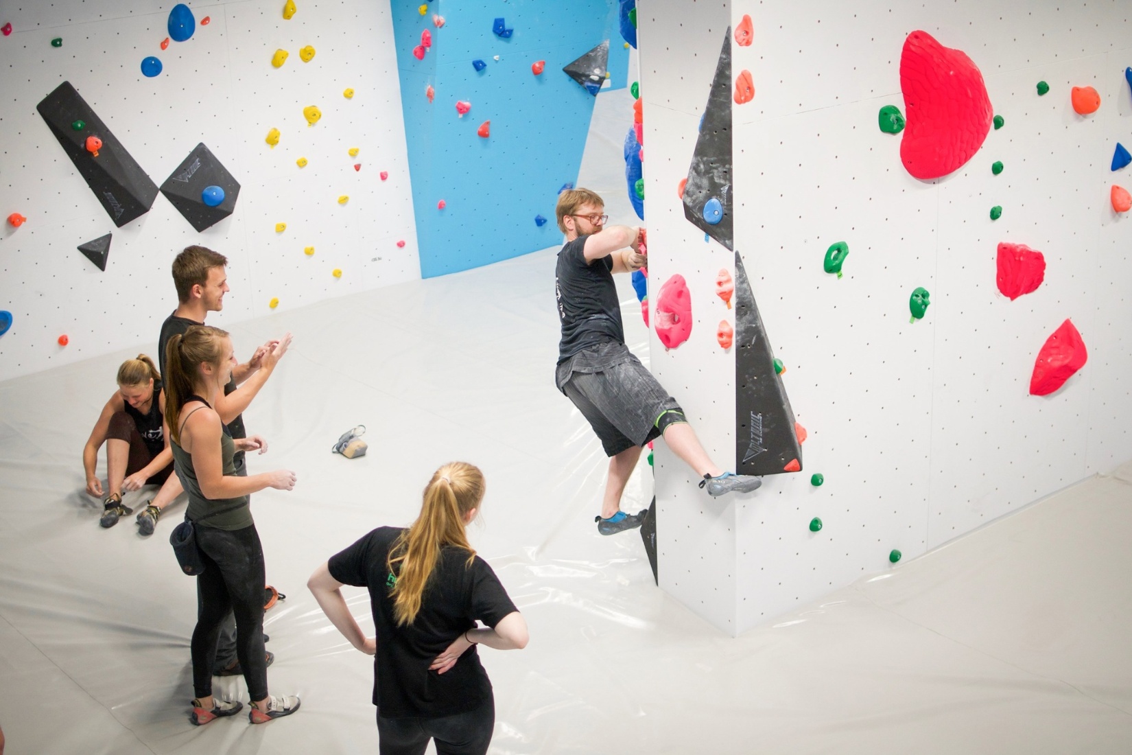 Tolle Routen, viel Freude, klasse Stimmung – eine Halle voller neuer Freunde. &copy; Felshelden