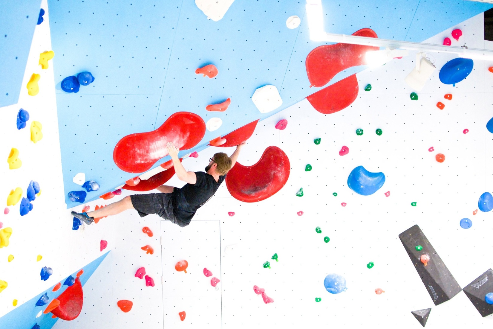 Für jeden was dabei. Ob Profi, Amateur oder Boulderneuling, hier kommt jeder auf seine Kosten. Wir wechseln sogar wöchentlich die Routen und schrauben euch neue 
