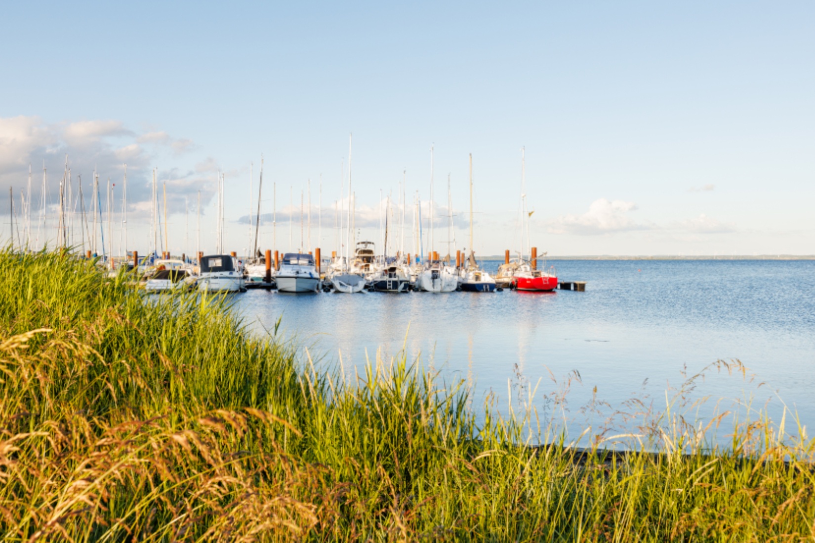 Bades Huk Ferienresort_mit angrenzender Marina © Bades Huk Ferienresort