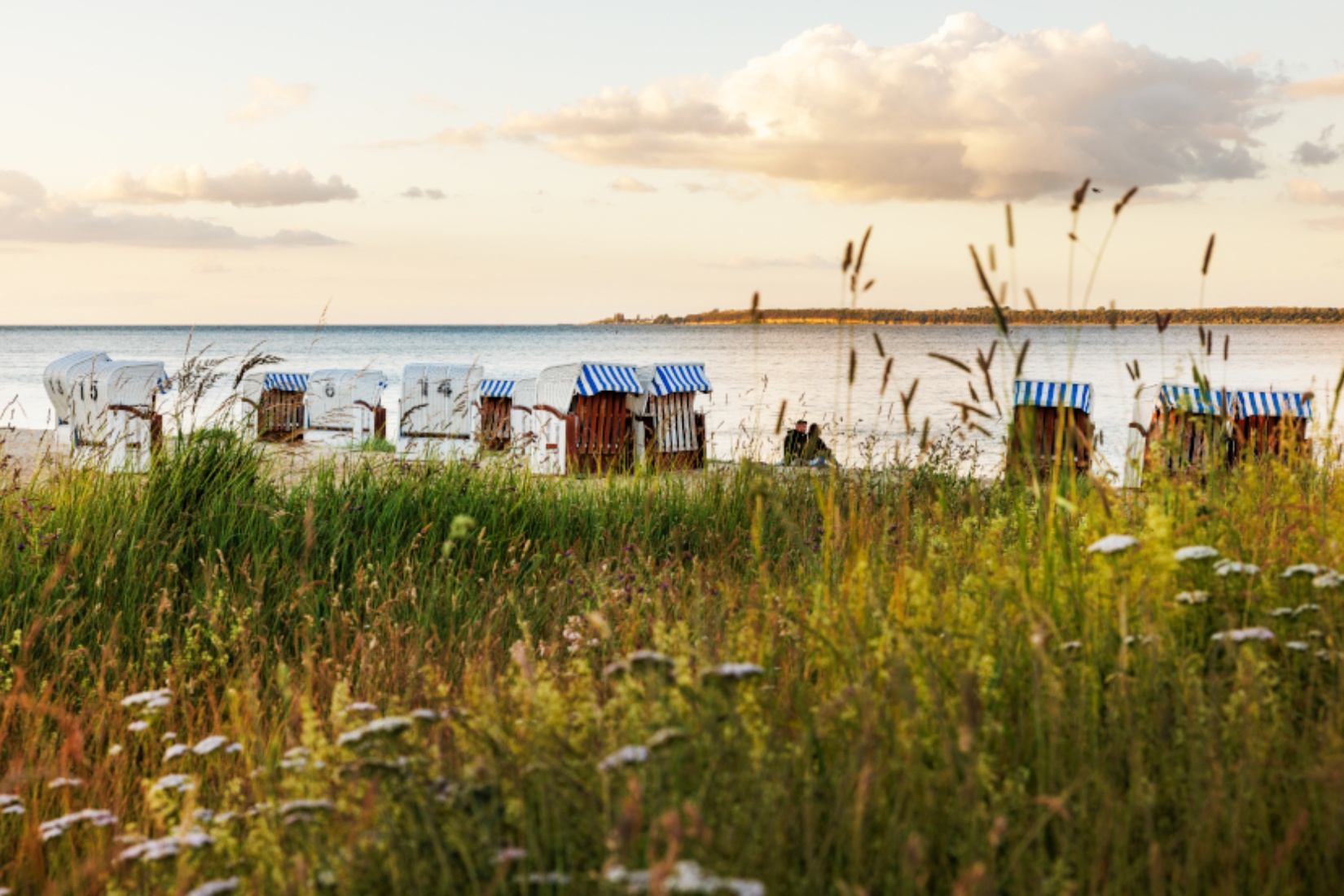 Bades Huk_Naturstrand mit Strandkorbverleih direkt vor der Haustür © Bades Huk Ferienresort
