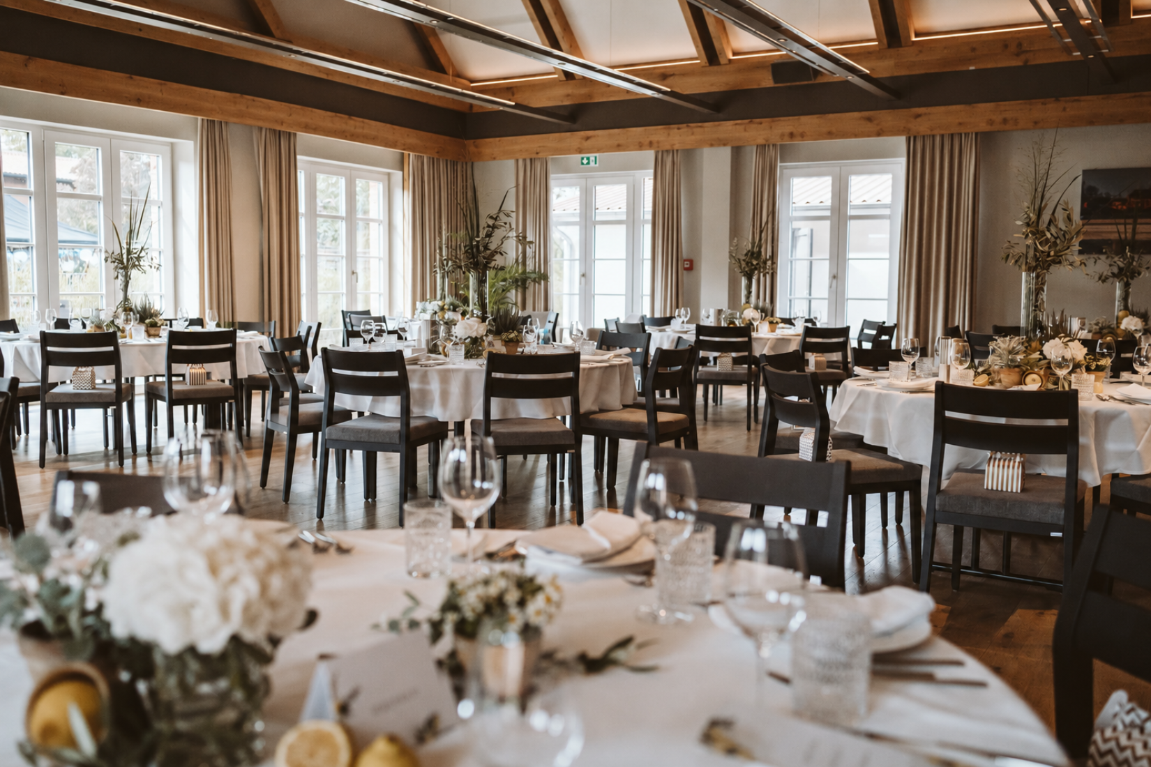 Die stilvolle Festscheune im Seehotel Zarrentin bietet mit ihrem warmen Ambiente und großzügigen Raum den perfekten Rahmen für besondere Veranstaltungen und unvergessliche Feiern. Michael Kausler