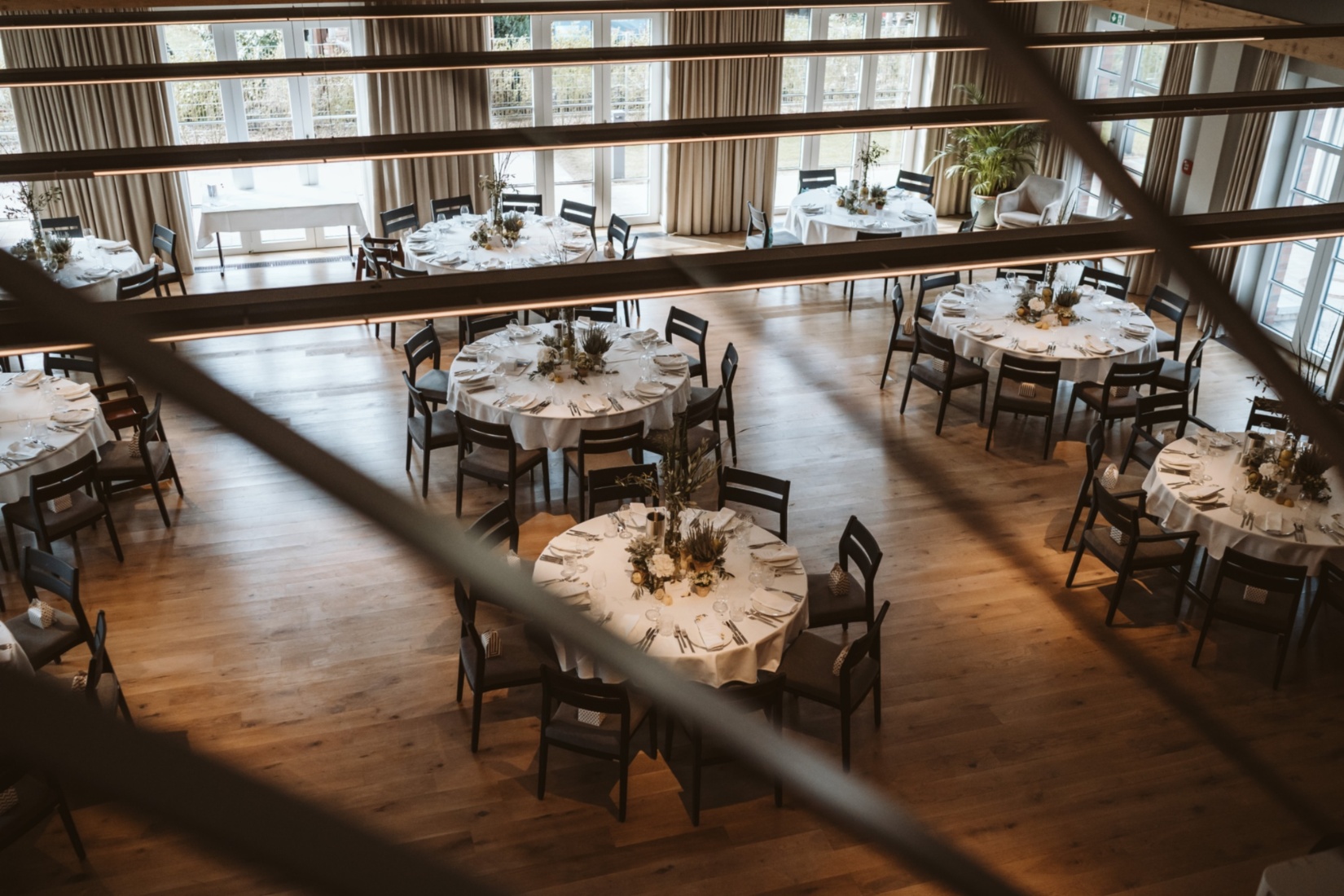 Die stilvolle Festscheune im Seehotel Zarrentin bietet mit ihrem warmen Ambiente und großzügigen Raum den perfekten Rahmen für besondere Veranstaltungen und unvergessliche Feiern. Michael Kausler