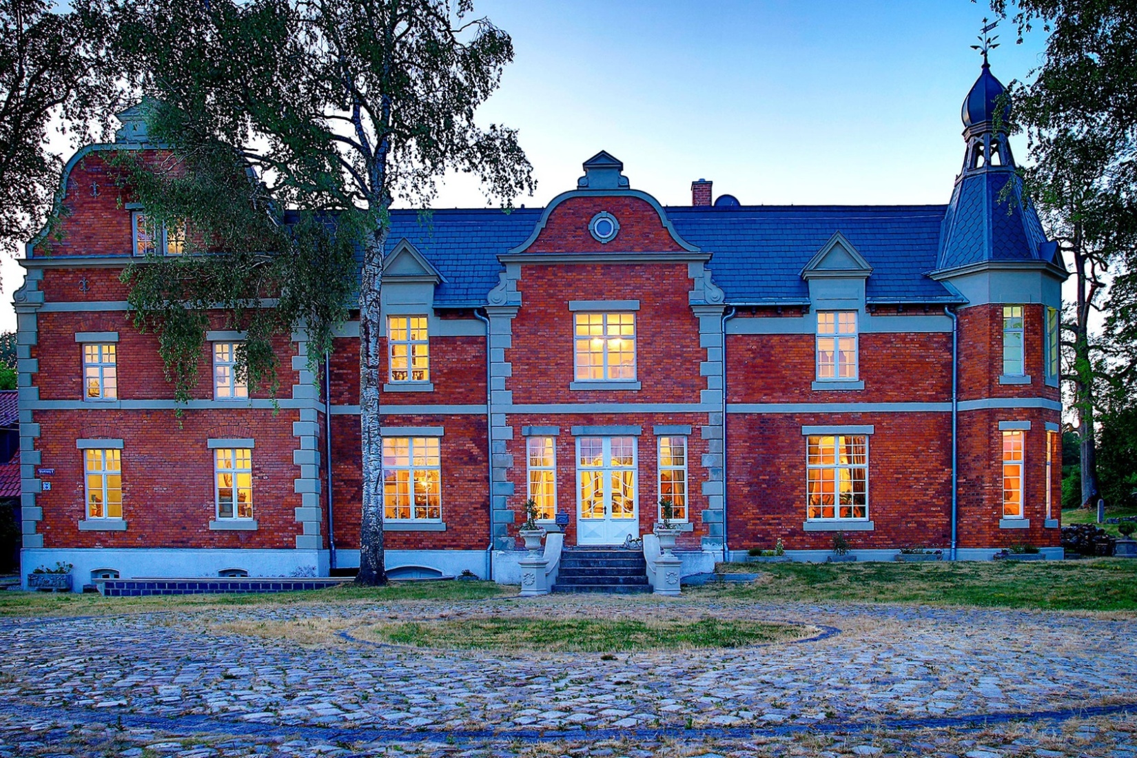 neu16zu9_HerrenhausBrookhusen5_abends © Herrenhaus Brookhusen / T. Paulus