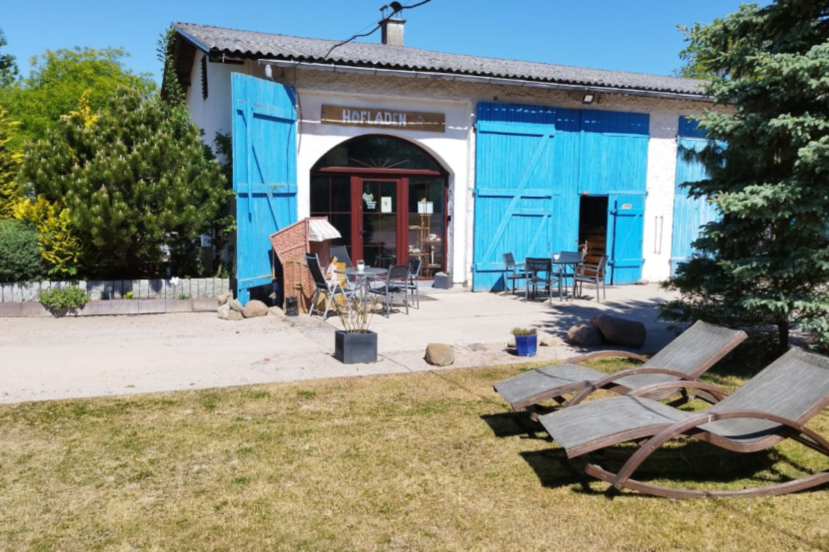 Sitzmöglichkeiten vor dem Hofladen © Steffi`s Hofladen