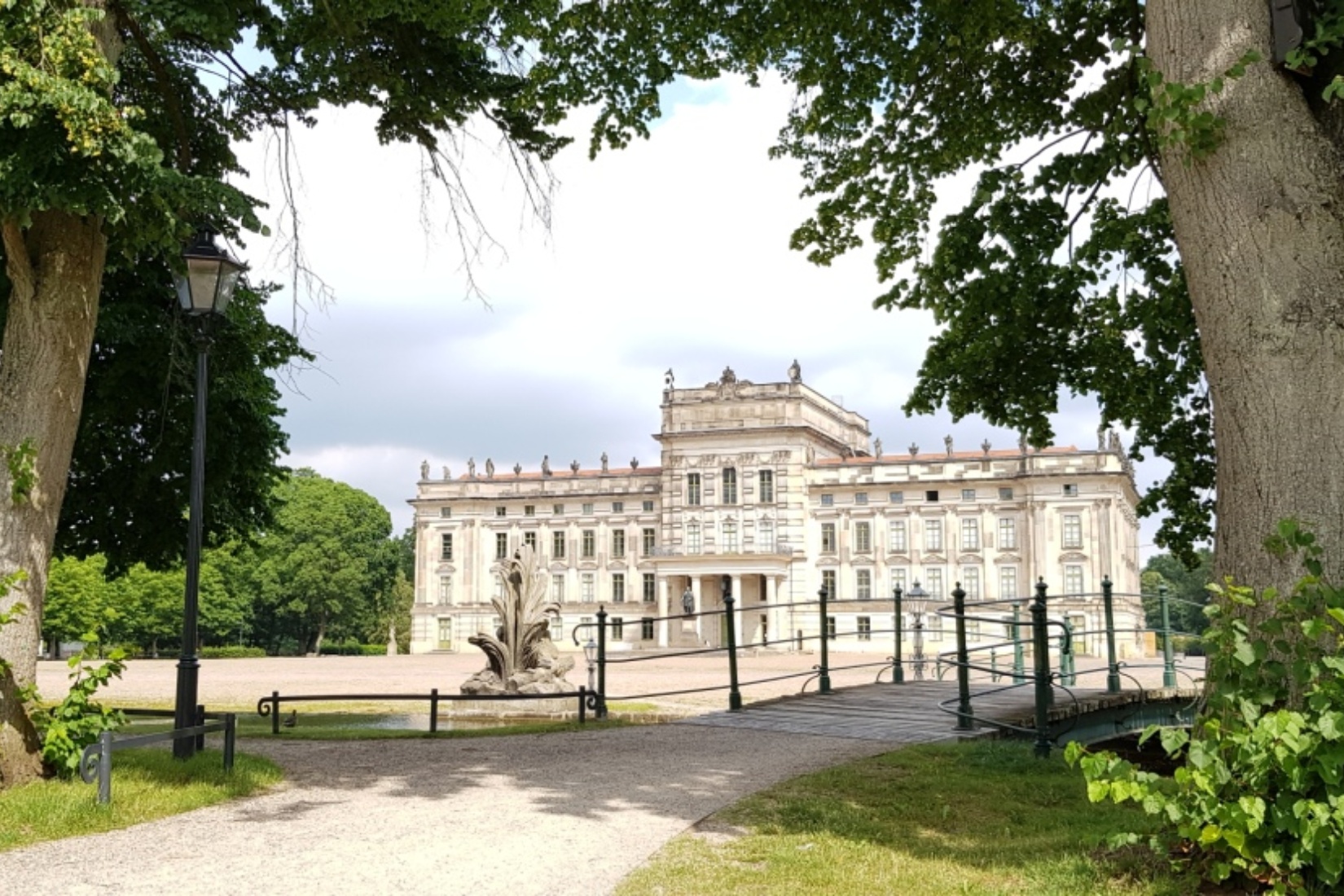 Schloss Ludwigslust mit Spiegelung im Karauschenteich Tourismusverband Mecklenburg-Schwerin