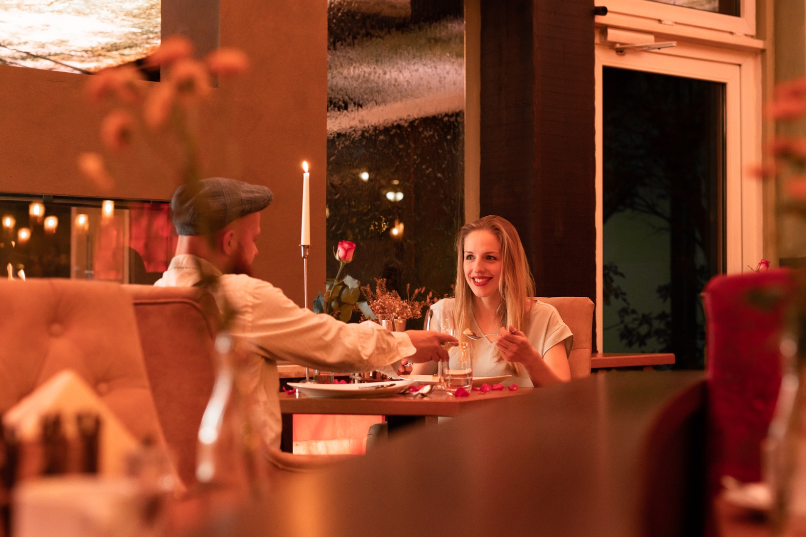 Dinner am Kamin © TRIHOTEL Rostock