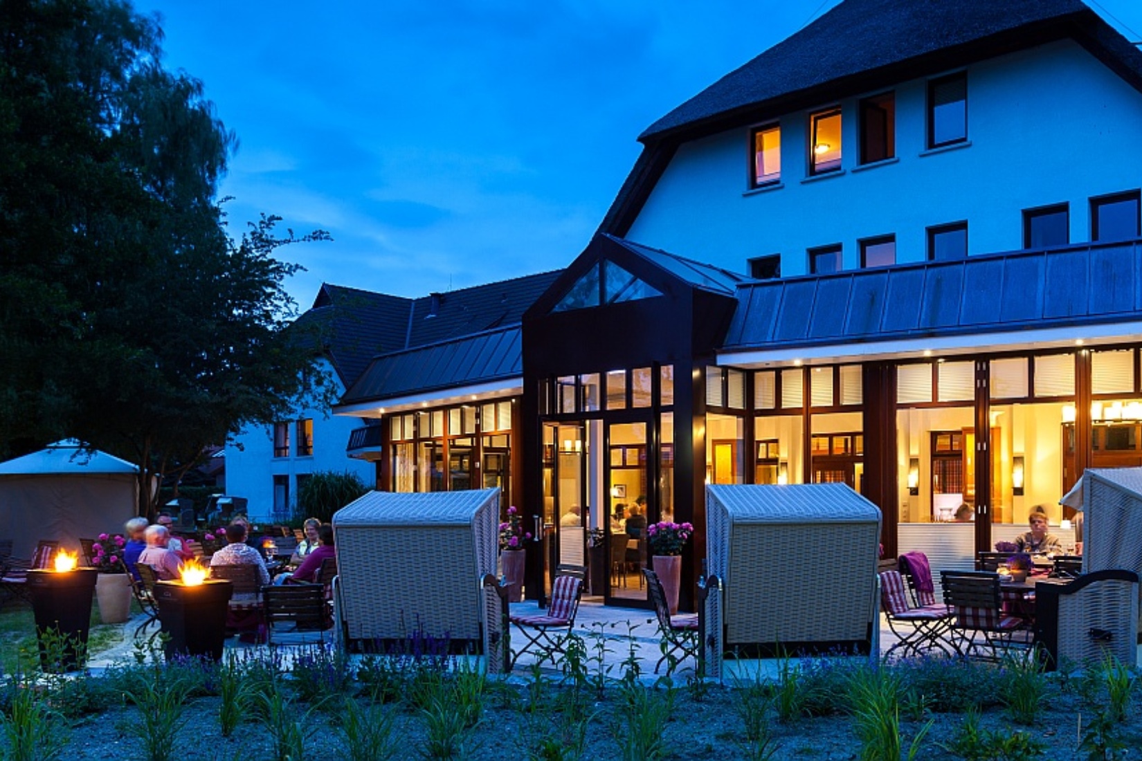 Genießen Sie ruhige Momente auf unserer Gartenterrasse &copy; Hotel Warnemünder Hof GmbH & Co. KG