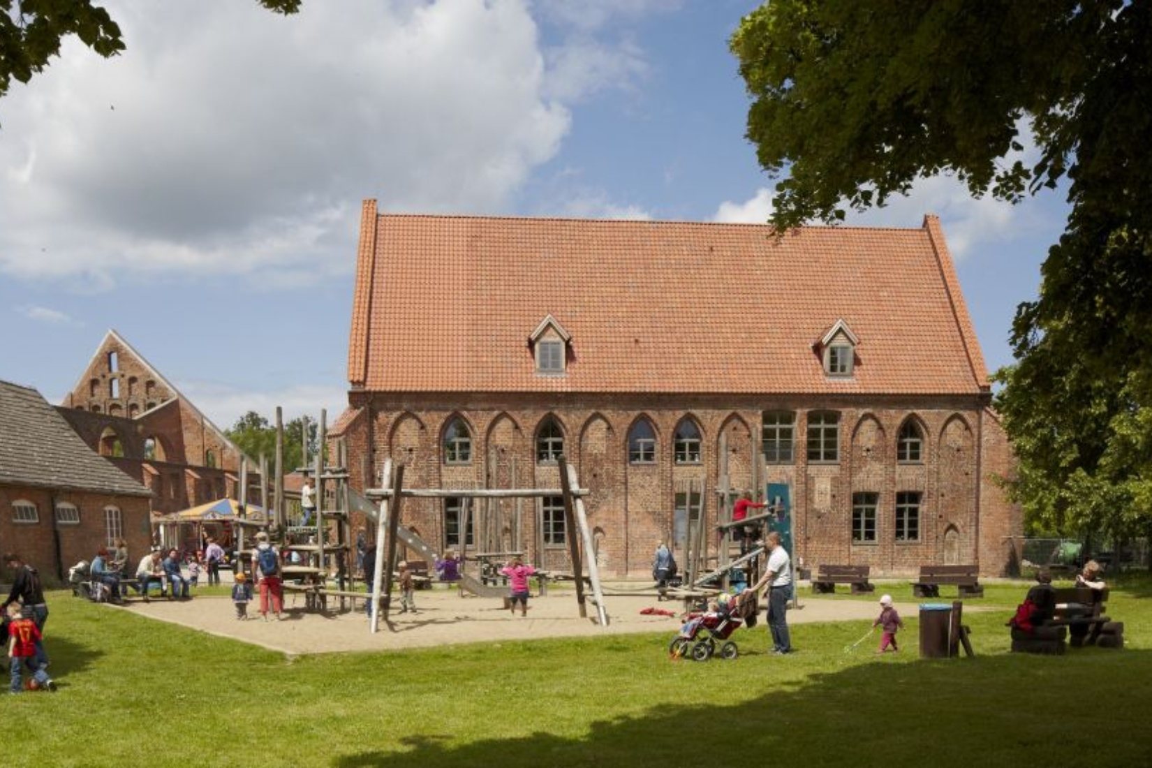 Kornhaus mit Spielplatz und Gartenanlage © Tourist-Information Bad Doberan-Heiligendamm