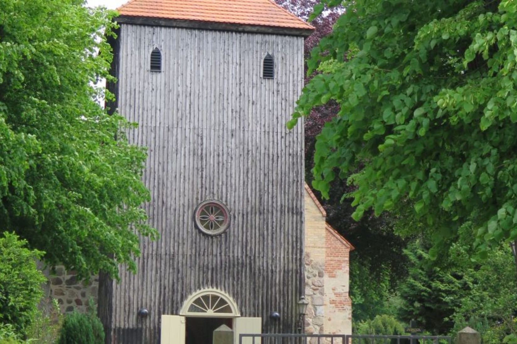 Außenansicht St.-Johannis-Kirche Kühlungsborn © Touristik-Service-Kühlungsborn GmbH