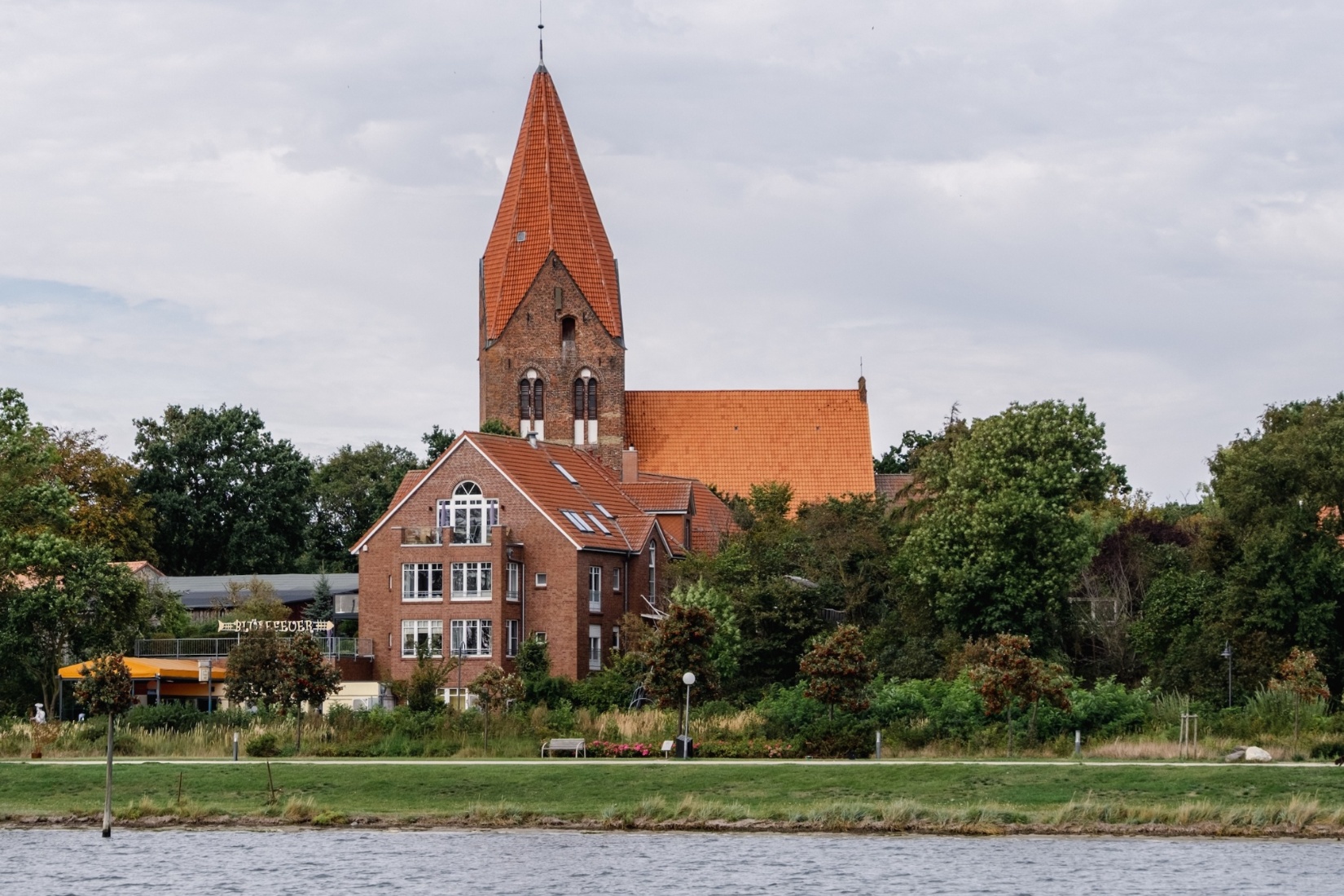 St. Johannes Kirche in Rerik mit Blick vom Wasser. &copy; MV-T