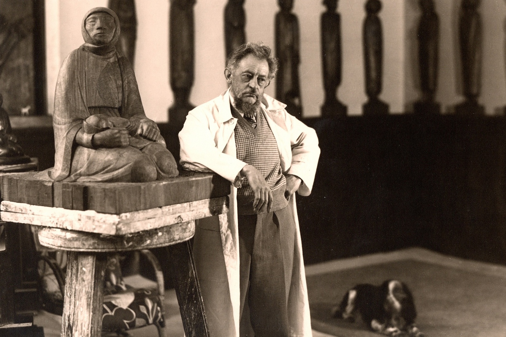 Ernst Barlach an seiner Holzskulptur 