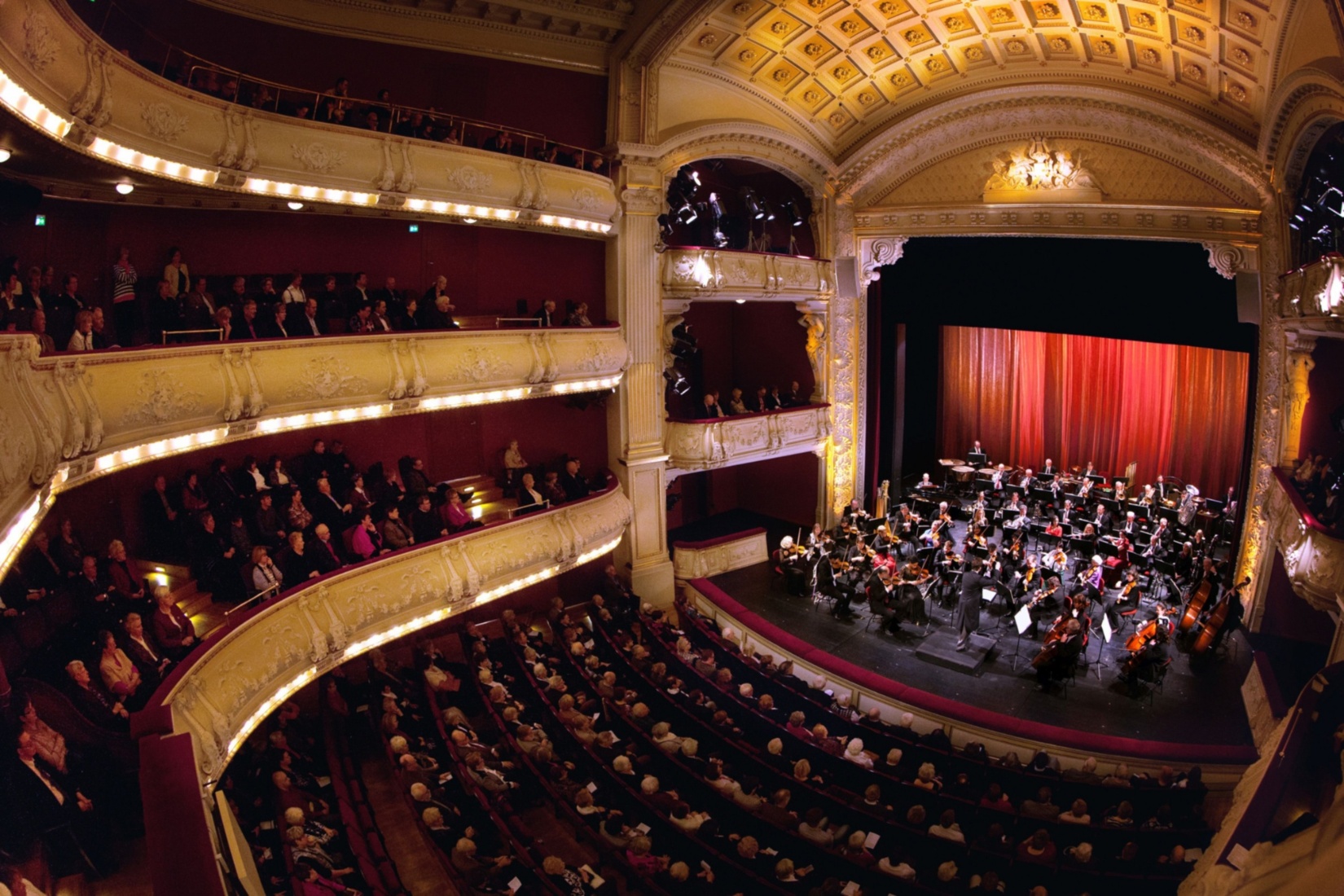 Blick von den oberen Rängen in den Zuschauerraum und auf die Bühne des Großen Hauses des Mecklenburgischen Staatstheaters in Schwerin. Silke Winkler